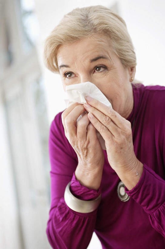 西方人,手,一个人,竖图,室内,白天,正面,毛衣,窗户,生活用品,欧洲,欧洲人,双手,仅一个女性,仅一个人,擦,抚摸,握,阴影,服装,朦胧,模糊,反射,影子,纸,注视,休闲装,玻璃窗,衣服,紫色,白色,纸巾,日用品,观察,看,休闲,手部,休闲服,擦拭,握着,服饰,仅一个老年女性,卫生纸,观看,察看,感冒,关注,线衫,伤风,生活用纸,揩擦,拭,老年女性,女人,女性,白种人,半身,彩图,绒衣,套衫,套头毛衣,线衣,轻抚