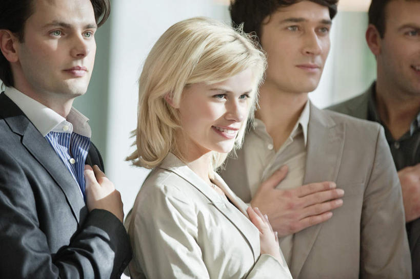 西方人,四个人,同事,商务人士,商务男性,商务女性,站,笑,微笑,横图,室内,白天,正面,衬衫,成功,合作,团队,集体,信心,欧洲,欧洲人,套装,注视,队伍,观察,看,站着,观看,察看,领导,成就,关注,商务装,宣誓,合伙,领袖,工薪阶层,男人,男性,年轻男性,年轻女性,女人,女性,中年男性,白种人,白领,上班族,站立,半身,彩图,衬衣