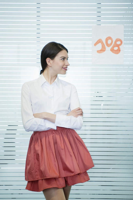 西方人,一个人,商务人士,商务女性,办公室,站,笑,双手交叉,微笑,露齿笑,竖图,室内,白天,正面,裙子,窗户,门,欧洲,欧洲人,仅一个年轻女性,仅一个女性,仅一个人,阴影,套装,反射,英文,标志,文字,影子,字符,字母,百叶窗,注视,标识,门框,观察,看,站着,短裙,期待,观看,等待,半身裙,英文字母,等候,察看,双手抱胸,关注,商务装,工薪阶层,年轻女性,女人,女性,白种人,白领,上班族,站立,半身,彩图