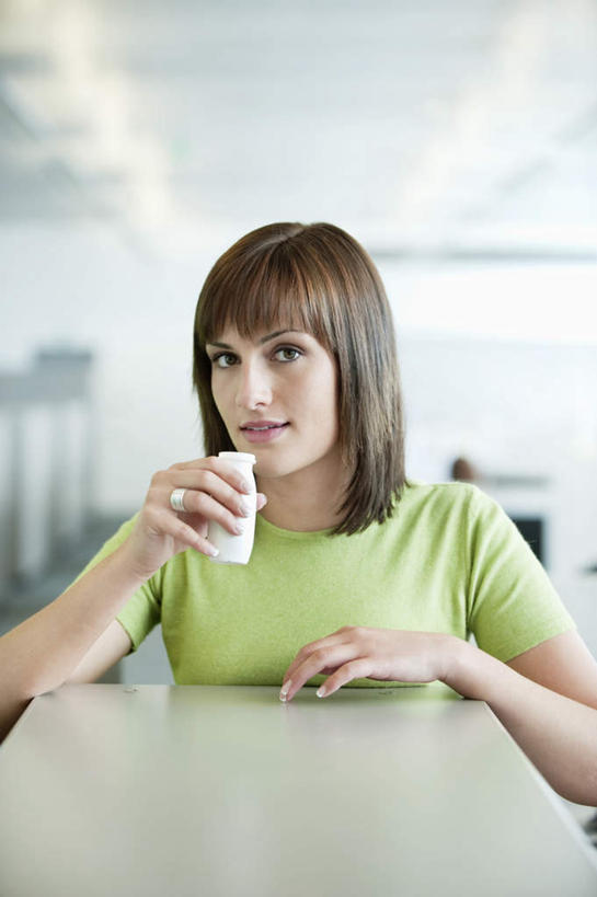 果汁,西方人,一个人,商务人士,商务女性,办公室,站,竖图,室内,白天,正面,照明,欧洲,欧洲人,仅一个年轻女性,仅一个女性,仅一个人,握,阴影,套装,朦胧,模糊,光线,影子,墙,灯光,饮品,一杯,注视,顶灯,墙壁,墙面,灯,饮料,白色,容器,灯具,观察,看,站着,搭,握着,观看,储藏,照亮,察看,照明设备,储存,搭着,关注,可口,商务装,工薪阶层,适口,年轻女性,女人,女性,白种人,白领,上班族,站立,半身,彩图,贮存