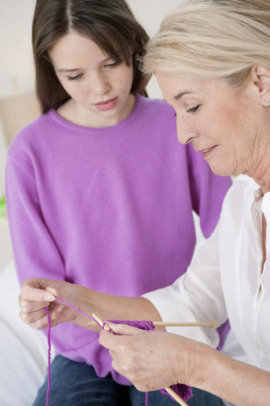 西方人,儿童,老年人,两个人,家庭,祖母,坐,笑,微笑,竖图,室内,白天,正面,毛衣,纯洁,欧洲,欧洲人,握,阴影,服装,编织,反射,影子,墙,注视,休闲装,针,墙壁,墙面,小孩,衣服,紫色,观察,看,休闲,温暖,温馨,一家人,休闲服,可爱,童年,童趣,握着,服饰,奶奶,观看,指导,祖孙,教导,和睦,察看,关注,线衫,童真,烂漫,无邪,外婆,外孙女,外祖母,毛衣针,编织针,天真,老年女性,女孩,女人,女性,白种人,孩子,孙女,坐着,半身,彩图,绒衣,套衫,套头毛衣,线衣,融洽,女生