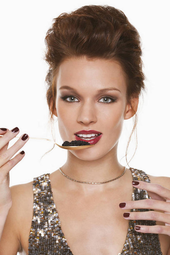 西方人,脸,头,脸颊,手,一个人,笑,微笑,露齿笑,竖图,室内,特写,白天,白色背景,正面,晚礼服,化妆,美容,项链,欧洲,欧洲人,双手,仅一个年轻女性,仅一个女性,仅一个人,护肤,握,装饰,勺子,鱼卵,拿,鱼籽,指甲油,拿着,注视,肩膀,装饰品,彩妆,饰品,首饰,调羹,汤匙,观察,看,保养,享受,休闲,手部,放松,握着,保健,摄影,影棚,观看,华丽,修饰,点缀,察看,关注,养颜,衬托,美观,雅致,雅观,尤物,乌鱼子,年轻女性,女人,女性,白种人,头部,脸部,脸蛋,面部,半身,彩图,影棚拍摄,晚宴服,舞会服,洋服,洋装,夜礼服,拍摄,佳丽,丽人,美人