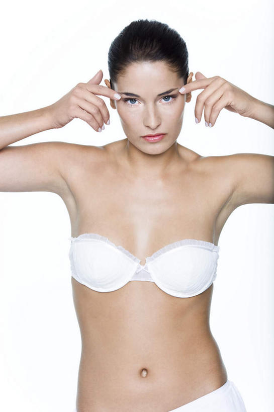 西方人,一个人,站,摸,竖图,室内,白天,白色背景,正面,欧洲,欧洲人,仅一个年轻女性,仅一个女性,仅一个人,抚摸,内衣,注视,观察,看,站着,胸罩,文胸,摄影,影棚,观看,察看,关注,乳罩,胸衣,年轻女性,女人,女性,白种人,触摸,接触,站立,半身,彩图,影棚拍摄,拍摄