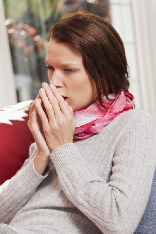 西方人,一个人,客厅,坐,竖图,室内,白天,正面,毛衣,窗户,沙发,欧洲,欧洲人,仅一个年轻女性,仅一个女性,仅一个人,一条,阴影,服装,装饰,反射,影子,注视,休闲装,玻璃窗,衣服,围巾,观察,看,休闲,温暖,休闲服,服饰,围脖,观看,保暖,华丽,点缀,察看,起居室,御寒,关注,线衫,喷嚏,布艺沙发,咳嗽,衬托,美观,雅致,雅观,客堂,年轻女性,女人,女性,白种人,坐着,半身,彩图,绒衣,套衫,套头毛衣,线衣