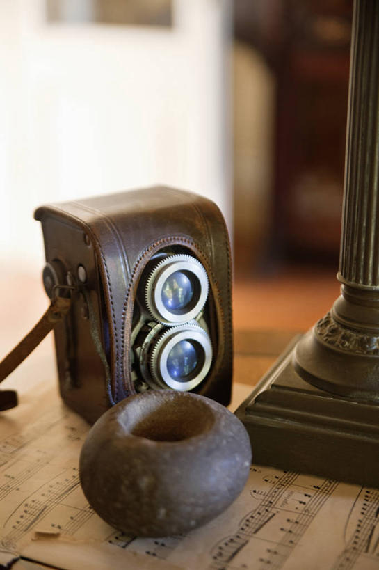 无人,竖图,俯视,室内,特写,白天,桌面,桌子,静物,相机,阴影,朦胧,模糊,反射,木制,影子,拍照,木制品,摄影,一台,照相机,彩图,高角度拍摄,照相,传统相机,胶片相机