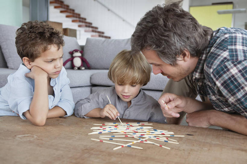 西方人,儿童,中年人,三个人,家庭,父亲,儿子,客厅,栏杆,笑,微笑,露齿笑,横图,室内,白天,正面,游戏,纯洁,楼梯,沙发,桌子,玩具,欧洲,欧洲人,撑,握,阴影,服装,反射,木制,扶手,影子,阶梯,墙,拿,玩,茶几,拿着,托腮,注视,休闲装,娱乐,护栏,墙壁,墙面,台阶,小孩,衣服,木制品,观察,看,托,休闲,温暖,温馨,父子,一家人,休闲服,游戏棒,父爱,可爱,童年,童趣,益智,握着,服饰,观看,活动,和睦,察看,起居室,发泄,关注,消遣,智力,托下巴,布艺沙发,童真,烂漫,无邪,撒棒,挑棍,宣泄,客堂,单手托腮,天真,男孩,男人,男性,中年男性,白种人,孩子,玩耍,嬉戏,半身,彩图,融洽,男生