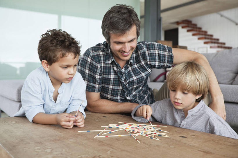 西方人,儿童,中年人,嘴,三个人,家庭,父亲,儿子,客厅,栏杆,坐,横图,室内,白天,正面,游戏,纯洁,楼梯,沙发,桌子,欧洲,欧洲人,握,阴影,服装,反射,木制,扶手,影子,阶梯,拿,玩,茶几,拿着,注视,休闲装,娱乐,护栏,台阶,小孩,衣服,木制品,嘟嘴,观察,看,休闲,温暖,温馨,父子,一家人,休闲服,撅嘴,游戏棒,父爱,可爱,童年,童趣,握着,服饰,观看,活动,和睦,察看,起居室,发泄,关注,消遣,智力,布艺沙发,童真,烂漫,无邪,撒棒,挑棍,宣泄,客堂,天真,男孩,男人,男性,中年男性,白种人,孩子,嘴巴,嘴唇,玩耍,嬉戏,坐着,半身,彩图,融洽,男生