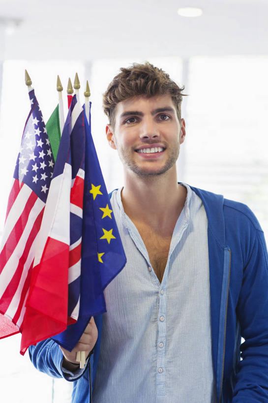 西方人,一个人,机场,站,笑,微笑,露齿笑,竖图,室内,白天,正面,窗户,落地窗,飞机场,旗帜,国旗,欧洲,欧洲人,仅一个男性,仅一个人,握,阴影,服装,反射,影子,拿,拿着,注视,休闲装,星条旗,玻璃窗,仅一个年轻男性,衣服,英国国旗,观察,看,站着,休闲,休闲服,握着,美国国旗,服饰,观看,察看,米字旗,关注,意大利国旗,欧盟旗帜,男人,男性,年轻男性,白种人,航空站,空港,旗,站立,半身,彩图,美利坚合众国国旗,三色旗