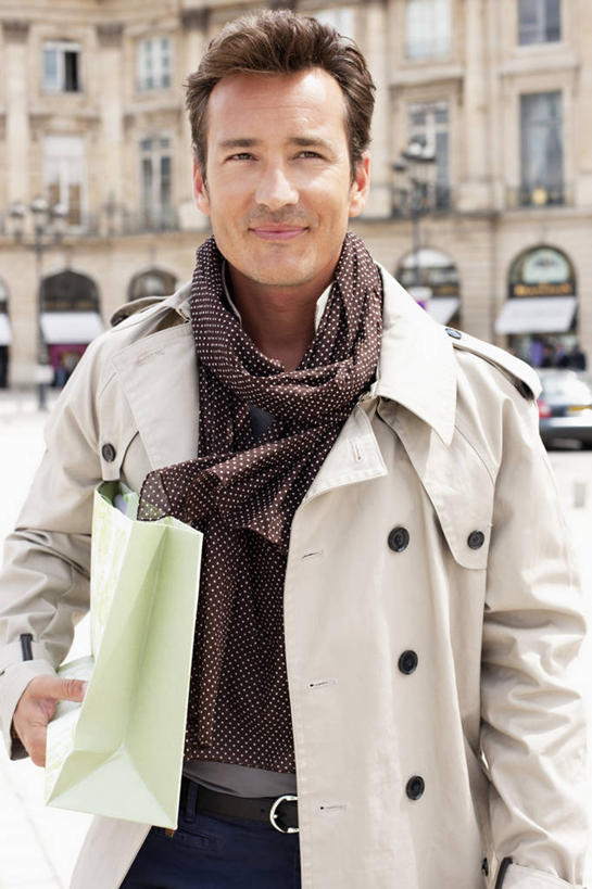 西方人,一个人,家,站,笑,微笑,竖图,室外,白天,正面,购物,度假,消费,美景,窗户,城市风光,城市,袋子,法国,巴黎,欧洲,欧洲人,仅一个男性,仅一个人,仅一个中年男性,握,服装,装饰,包装袋,手提袋,房屋,墙,屋子,景观,公寓,购物袋,首都,拿,拿着,注视,休闲装,娱乐,洋房,楼房,玻璃窗,墙壁,墙面,住宅,衣服,围巾,观察,看,站着,享受,休闲,温暖,休闲服,景色,放松,握着,金融,服饰,围脖,观看,保暖,华丽,点缀,察看,御寒,购买,关注,贸易,法兰西共和国,衬托,美观,雅致,雅观,法兰西第五共和国,法兰西岛,法兰西岛大区,凡登广场,凡顿广场,凡多姆广场,芳登广场,旺多姆广场,男人,男性,中年男性,白种人,站立,半身,彩图,房子,巴黎省,巴黎市