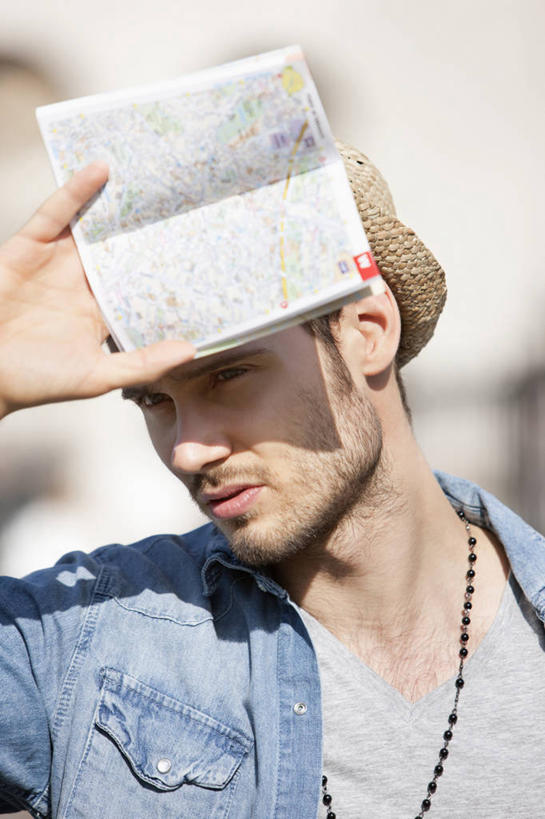 西方人,一个人,站,举,竖图,室外,白天,正面,阅读,项链,欧洲,欧洲人,仅一个男性,仅一个人,一本,一条,阴影,服装,朦胧,模糊,光线,影子,注视,休闲装,装饰品,仅一个年轻男性,衣服,阳光,饰品,首饰,观察,看,托,站着,休闲,休闲服,浏览,遮,遮掩,服饰,观看,察看,册子,掩盖,遮挡,关注,宣传,遮盖,宣传册,美观,掩饰,男人,男性,年轻男性,白种人,举起,举手,举着,向上举,向上伸,向上托,站立,半身,彩图