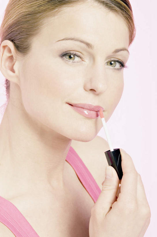 西方人,脸,头,脸颊,手,一个人,站,竖图,室内,特写,白天,正面,化妆,美容,欧洲,欧洲人,仅一个年轻女性,仅一个女性,仅一个人,护肤,阴影,粉色背景,服装,反射,背心,影子,涂抹,注视,肩膀,衣服,粉色,唇彩,唇膏,刷子,观察,看,站着,保养,享受,休闲,手部,放松,保健,摄影,服饰,影棚,观看,单手,察看,美容工具,衣着,穿着,关注,唇蜜,养颜,化妆工具,衣饰,尤物,年轻女性,女人,女性,白种人,头部,脸部,脸蛋,面部,站立,半身,彩图,影棚拍摄,拍摄,佳丽,丽人,美人