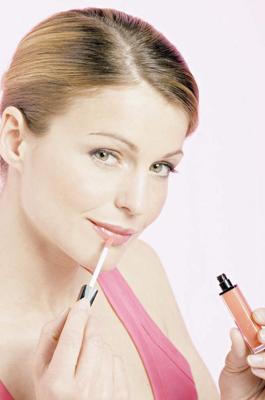 西方人,脸,头,脸颊,手,一个人,站,竖图,室内,特写,白天,正面,化妆,美容,欧洲,欧洲人,仅一个年轻女性,仅一个女性,仅一个人,护肤,阴影,粉色背景,服装,反射,背心,影子,涂抹,注视,肩膀,衣服,粉色,唇彩,唇膏,刷子,观察,看,站着,保养,享受,休闲,手部,放松,保健,摄影,服饰,影棚,观看,单手,察看,美容工具,衣着,穿着,关注,唇蜜,养颜,化妆工具,衣饰,尤物,年轻女性,女人,女性,白种人,头部,脸部,脸蛋,面部,站立,半身,彩图,影棚拍摄,拍摄,佳丽,丽人,美人