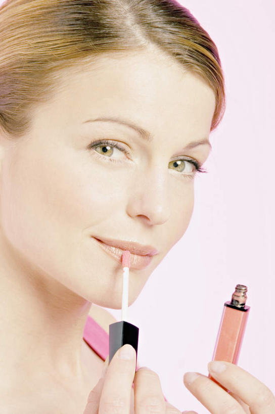 西方人,脸,头,脸颊,手,一个人,站,竖图,室内,特写,白天,正面,化妆,美容,欧洲,欧洲人,仅一个年轻女性,仅一个女性,仅一个人,护肤,阴影,粉色背景,服装,反射,背心,影子,涂抹,注视,肩膀,衣服,粉色,唇彩,唇膏,刷子,观察,看,站着,保养,享受,休闲,手部,放松,保健,摄影,服饰,影棚,观看,单手,察看,美容工具,衣着,穿着,关注,唇蜜,养颜,化妆工具,衣饰,尤物,年轻女性,女人,女性,白种人,头部,脸部,脸蛋,面部,站立,半身,彩图,影棚拍摄,拍摄,佳丽,丽人,美人