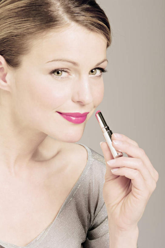 西方人,脸,头,脸颊,手,一个人,站,竖图,室内,特写,白天,正面,化妆,美容,欧洲,欧洲人,仅一个年轻女性,仅一个女性,仅一个人,护肤,阴影,灰色背景,服装,反射,背心,影子,涂抹,注视,肩膀,衣服,红色,唇彩,唇膏,刷子,观察,看,站着,保养,享受,休闲,手部,放松,保健,摄影,服饰,影棚,观看,单手,察看,美容工具,衣着,穿着,关注,唇蜜,养颜,化妆工具,衣饰,尤物,年轻女性,女人,女性,白种人,头部,脸部,脸蛋,面部,站立,半身,彩图,影棚拍摄,拍摄,佳丽,丽人,美人