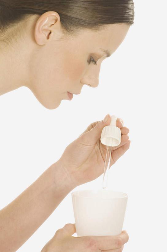 西方人,脸,头,脸颊,手,一个人,竖图,室内,特写,白天,侧面,欧洲,欧洲人,双手,仅一个年轻女性,仅一个女性,仅一个人,握,药剂,注视,肩膀,容器,低头,观察,看,手部,治疗,握着,保健,观看,储藏,药物,察看,医疗,储存,关注,预防,眼药水,年轻女性,女人,女性,白种人,头部,脸部,脸蛋,面部,半身,彩图,贮存