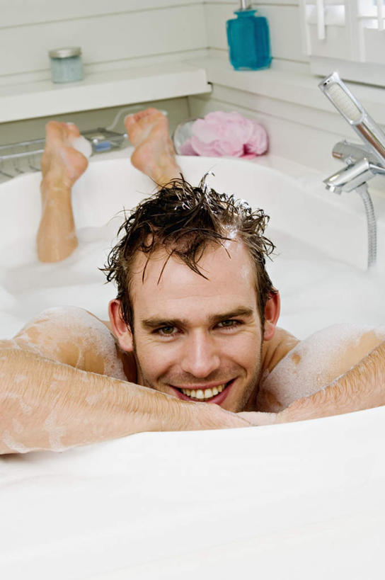 西方人,一个人,躺,笑,微笑,露齿笑,竖图,俯视,室内,白天,洗澡,卫生间,浴室,欧洲,欧洲人,仅一个男性,仅一个人,朦胧,模糊,泡沫,水龙头,注视,干净,裸露,开关,仅一个年轻男性,浴缸,打开,观察,看,趴着,清洁,享受,健康,放松,保健,赤裸,观看,阀门,察看,卫生,开启,关注,裸,卫浴设备,泡汤,水咀,水管装置,卧着,男人,男性,年轻男性,白种人,淋浴房,趴,躺着,卧,半身,彩图,高角度拍摄,沐浴,冲凉房,沐浴间,沐浴室