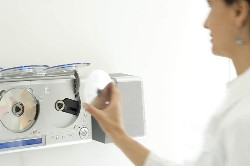 西方人,一个人,站,横图,室内,白天,侧面,数据,欧洲,欧洲人,仅一个女性,仅一个人,握,服装,朦胧,模糊,信息,光盘,光碟,音响,拿,拿着,注视,休闲装,存储介质,装饰品,衣服,耳环,饰品,首饰,观察,看,站着,仅一个中年女性,休闲,休闲服,握着,服饰,观看,碟片,存储,察看,关注,耳饰,声响,女人,女性,中年女性,白种人,站立,半身,彩图