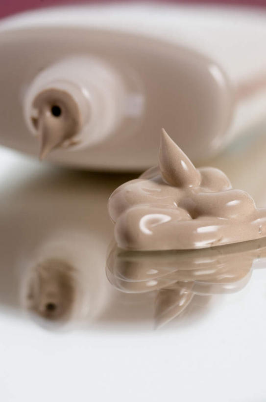 无人,竖图,俯视,室内,特写,白天,白色背景,静物,阴影,朦胧,模糊,反射,罐子,影子,玻璃制品,一个,玻璃瓶,化妆品,瓶子,粉底液,摄影,影棚,单个,粉底,修饰,护肤品,化妆用品,护肤用品,遮盖,吸脂,彩图,高角度拍摄,影棚拍摄,拍摄,防晒