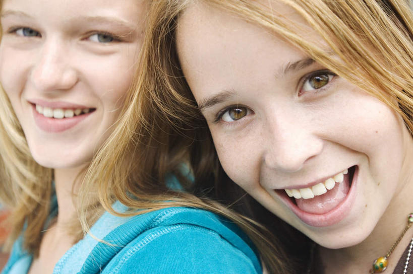 西方人,儿童,脸,头,脸颊,两个人,伙伴,朋友,站,笑,微笑,露齿笑,横图,室内,特写,白天,正面,友谊,纯洁,欧洲,欧洲人,服装,依偎,注视,休闲装,肩膀,小孩,衣服,观察,看,靠,靠着,倚靠,站着,休闲,休闲服,可爱,童年,童趣,服饰,观看,察看,倚着,关注,童真,烂漫,无邪,依附,依赖,投靠,天真,友情,女孩,女人,女性,白种人,头部,脸部,脸蛋,面部,站立,半身,彩图,女生