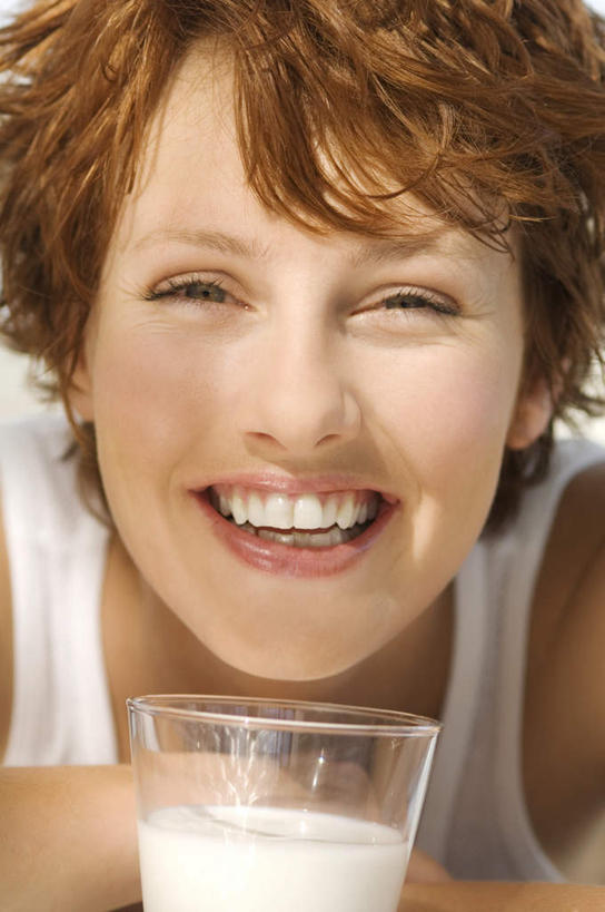 牛奶,西方人,脸,头,脸颊,头发,一个人,笑,微笑,露齿笑,竖图,室内,特写,白天,正面,杯子,欧洲,欧洲人,仅一个年轻女性,仅一个女性,仅一个人,阴影,服装,反射,影子,饮品,一杯,营养,注视,休闲装,肩膀,玻璃制品,饮料,一个,衣服,红色,水杯,观察,看,休闲,休闲服,服饰,单个,观看,察看,乳制品,奶,牛乳,关注,安神,年轻女性,女人,女性,白种人,头部,长发,卷发,脸部,脸蛋,面部,玻璃杯,半身,彩图