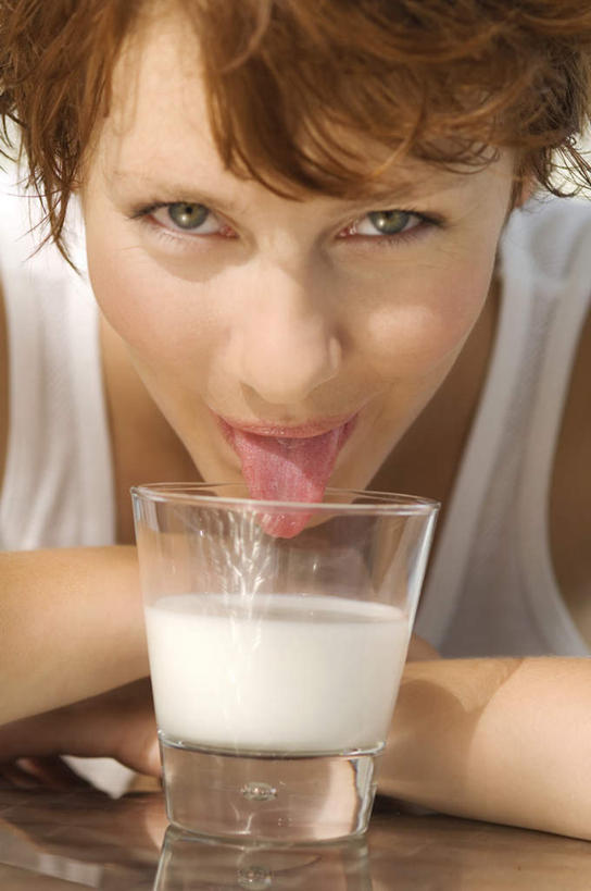 牛奶,西方人,脸,头,脸颊,头发,一个人,笑,微笑,露齿笑,竖图,室内,特写,白天,正面,杯子,欧洲,欧洲人,仅一个年轻女性,仅一个女性,仅一个人,阴影,服装,反射,影子,饮品,一杯,营养,注视,休闲装,肩膀,玻璃制品,饮料,一个,衣服,红色,水杯,观察,看,休闲,休闲服,舔,服饰,单个,观看,察看,乳制品,奶,牛乳,关注,安神,年轻女性,女人,女性,白种人,头部,长发,卷发,脸部,脸蛋,面部,玻璃杯,半身,彩图