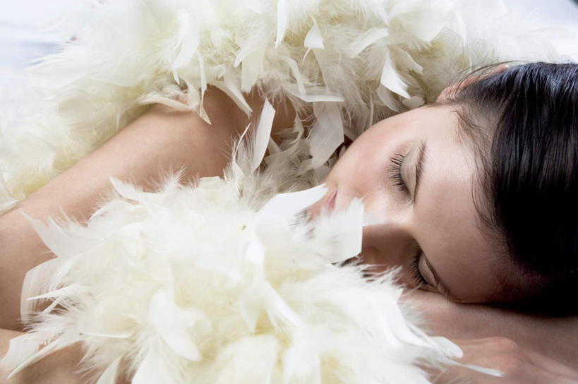 西方人,脸,头,脸颊,一个人,闭眼,横图,室内,白天,正面,满意,羽毛,欧洲,欧洲人,仅一个年轻女性,仅一个女性,仅一个人,轻盈,柔软,装饰,肩膀,围巾,趴着,舒服,温暖,温馨,围脖,保暖,华丽,柔滑,点缀,舒适,御寒,惬意,轻柔,衬托,美观,雅致,雅观,娇嫩,柔嫩,优柔,惬心,舒畅,恬逸,年轻女性,女人,女性,白种人,头部,脸部,脸蛋,面部,闭眼睛,闭着眼,闭着眼睛,趴,半身,彩图