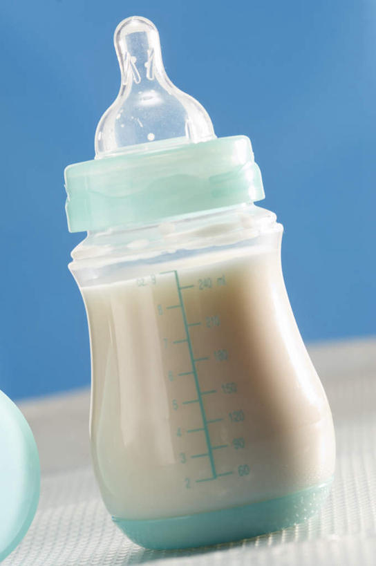 牛奶,无人,竖图,室内,特写,白天,正面,阴影,朦胧,模糊,反射,奶瓶,影子,墙,饮品,营养,墙壁,墙面,饮料,一个,蓝色,瓶子,容器,单个,奶嘴,婴儿用品,储藏,一瓶,乳制品,奶,牛乳,储存,安神,彩图,贮存