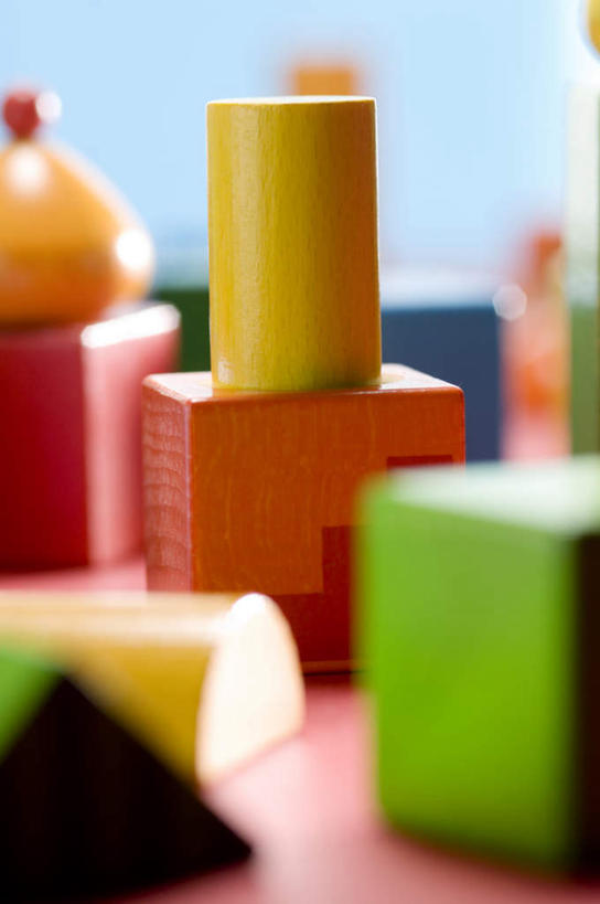 无人,竖图,彩色,室内,特写,白天,正面,游戏,智慧,静物,玩具,许多,阴影,朦胧,模糊,反射,影子,堡垒,城堡,墙,很多,玩,娱乐,墙壁,墙面,蓝色,休闲,积木,益智,活动,思维,要塞,发泄,消遣,智力,想象,宣泄,设防,玩耍,嬉戏,彩图