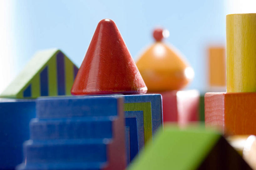 无人,横图,彩色,室内,特写,白天,正面,游戏,智慧,静物,玩具,许多,阴影,朦胧,模糊,反射,影子,堡垒,城堡,墙,很多,玩,娱乐,墙壁,墙面,蓝色,休闲,积木,益智,活动,思维,要塞,发泄,消遣,智力,想象,宣泄,设防,玩耍,嬉戏,彩图