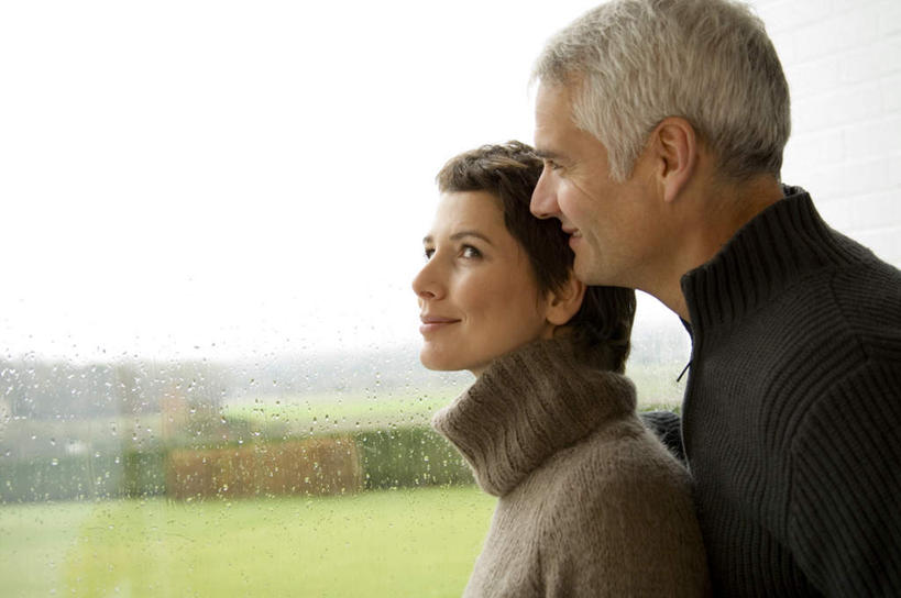 西方人,中年人,两个人,家庭,夫妻,站,横图,室内,白天,侧面,毛衣,爱情,草地,草坪,雨,植物,暴雨,大雨,窗户,欧洲,欧洲人,服装,浪漫,注视,玻璃窗,草,树,树木,衣服,绿色,自然,观察,看,站着,温暖,温馨,一家人,恩爱,恋人,服饰,生长,成长,观看,细雨,和睦,察看,衣着,穿着,关注,线衫,衣饰,男人,男性,女人,女性,中年男性,中年女性,白种人,夫妇,情侣,小雨,站立,半身,彩图,绒衣,套衫,套头毛衣,线衣,伴侣,融洽