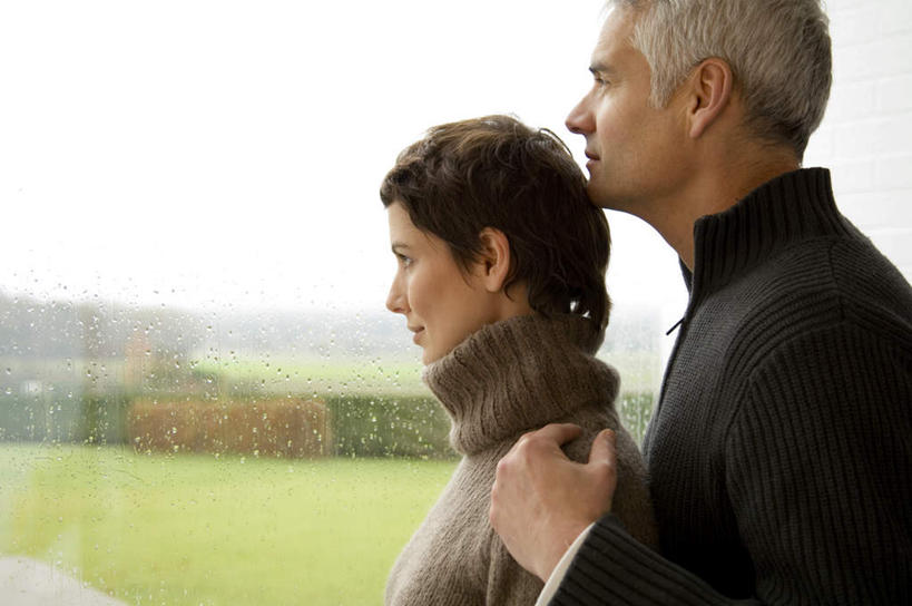 西方人,中年人,两个人,家庭,夫妻,站,横图,室内,白天,侧面,毛衣,爱情,草地,草坪,雨,植物,暴雨,大雨,窗户,欧洲,欧洲人,服装,浪漫,注视,玻璃窗,草,树,树木,衣服,绿色,自然,观察,看,站着,温暖,温馨,一家人,恩爱,恋人,服饰,生长,成长,观看,细雨,和睦,察看,衣着,穿着,关注,线衫,衣饰,男人,男性,女人,女性,中年男性,中年女性,白种人,夫妇,情侣,小雨,站立,半身,彩图,绒衣,套衫,套头毛衣,线衣,伴侣,融洽