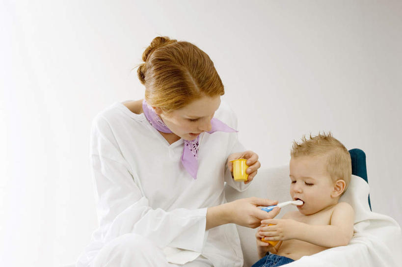 西方人,婴儿,儿童,两个人,家庭,母亲,坐,吃,横图,室内,白天,白色背景,正面,纯洁,椅子,欧洲,欧洲人,握,服装,装饰,纺织物,勺子,拿,拿着,休闲装,小孩,衣服,围巾,调羹,毛巾,汤匙,清洁,休闲,温暖,温馨,一家人,休闲服,可爱,母爱,童年,童趣,握着,服饰,活泼,围脖,保暖,华丽,点缀,和睦,御寒,宝宝,儿童椅,婴儿椅,童真,透气,纯真,烂漫,无邪,防水,衬托,美观,雅致,雅观,宝宝餐椅,宝宝椅,儿童餐椅,婴儿高脚椅,母婴,储水,耐磨,吸水,伶俐,天真,年轻女性,女人,女性,白种人,孩子,年轻人,嚼,食,坐着,半身,彩图,融洽