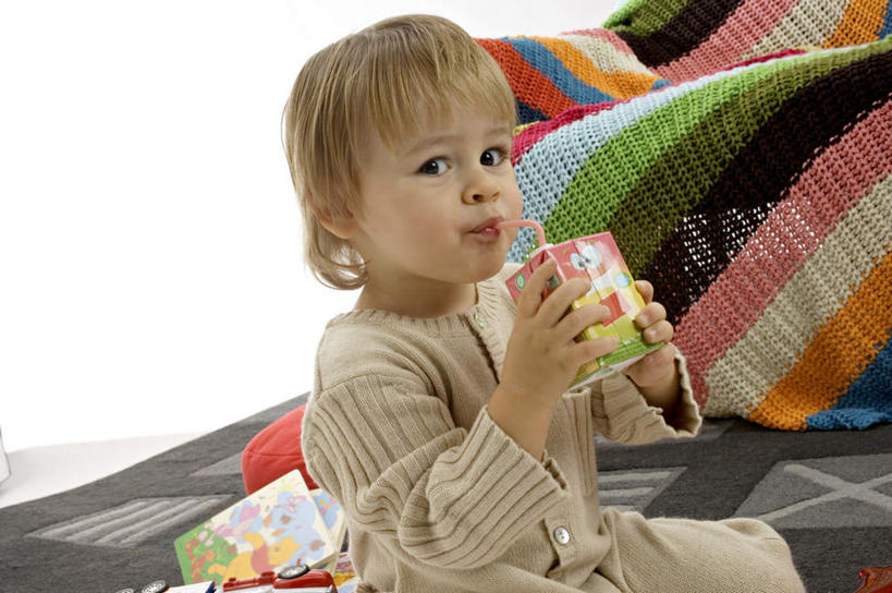 果汁,西方人,婴儿,儿童,一个人,客厅,坐,横图,室内,白天,白色背景,侧面,婴儿服装,纯洁,地毯,沙发,欧洲,欧洲人,仅一个人,喝,握,装饰,编织,纸盒,手工艺品,塑料,织物,饮品,拿,拿着,注视,盒子,饮料,小孩,包装盒,塑料制品,吸管,工艺品,观察,看,可爱,握着,活泼,观看,华丽,修饰,点缀,察看,空心,起居室,关注,可口,宝宝,布艺沙发,纯真,烂漫,无邪,衬托,美观,雅致,雅观,饮管,客堂,适口,伶俐,天真,白种人,孩子,坐着,半身,彩图,婴儿服,圆柱状