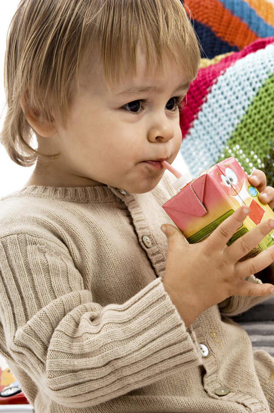 果汁,西方人,婴儿,儿童,一个人,客厅,坐,竖图,室内,白天,侧面,婴儿服装,纯洁,地毯,沙发,欧洲,欧洲人,仅一个人,喝,握,装饰,编织,纸盒,手工艺品,塑料,织物,饮品,拿,拿着,注视,盒子,饮料,小孩,包装盒,塑料制品,吸管,工艺品,观察,看,可爱,握着,活泼,观看,华丽,修饰,点缀,察看,空心,起居室,关注,可口,宝宝,布艺沙发,纯真,烂漫,无邪,衬托,美观,雅致,雅观,饮管,客堂,适口,伶俐,天真,白种人,孩子,坐着,半身,彩图,婴儿服,圆柱状