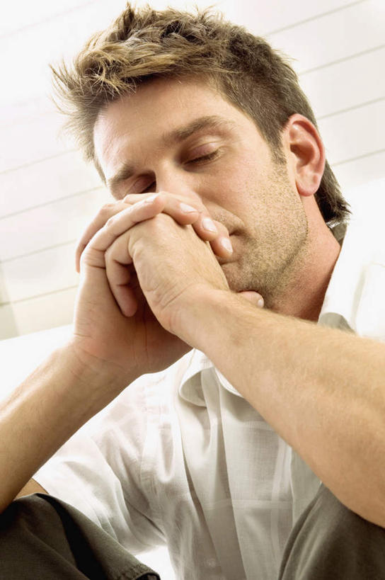 西方人,脸,头,脸颊,手,一个人,坐,闭眼,竖图,室内,特写,白天,正面,床,欧洲,欧洲人,双手,仅一个男性,仅一个人,仅一个中年男性,握,服装,节日,朦胧,模糊,墙,双人床,床单,休闲装,文化,被子,肩膀,墙壁,墙面,衣服,祈祷,休闲,健康,手部,休闲服,握着,许愿,宗教,服饰,信仰,纪念,祈求,被单,平安,男人,男性,中年男性,白种人,头部,脸部,脸蛋,面部,闭眼睛,闭着眼,闭着眼睛,坐着,半身,彩图