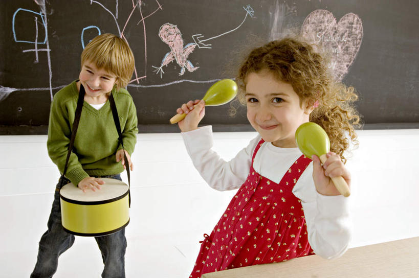 西方人,儿童,两个人,家庭,站,笑,微笑,横图,室内,白天,正面,抽象,绘画,纯洁,欧洲,欧洲人,握,阴影,服装,艺术,反射,彩绘,图案,影子,墙,鼓,乐器,艺术品,古典,注视,休闲装,文化,墙壁,墙面,一个,小孩,衣服,黑板,工艺品,观察,看,品味,站着,休闲,概念,温暖,温馨,一家人,休闲服,可爱,童年,童趣,教学,握着,服饰,单个,观看,打击乐器,美术,和睦,察看,高雅,关注,小鼓,童真,烂漫,无邪,美学,耐磨,图文,教学黑板,军鼓,圆鼓,天真,男孩,男人,男性,女孩,女人,女性,白种人,站立,半身,彩图,涂鸦,融洽,男生,女生