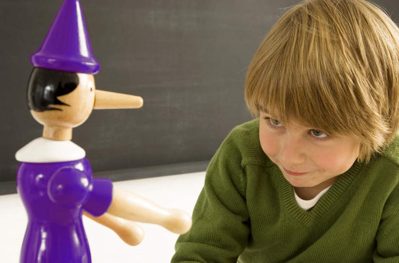 西方人,儿童,一个人,横图,室内,白天,正面,游戏,纯洁,玩具,欧洲,欧洲人,仅一个男性,仅一个人,阴影,服装,反射,玩偶,影子,墙,玩,注视,休闲装,娱乐,墙壁,墙面,小孩,衣服,白色,黑色,黑板,观察,看,仅一个小孩,休闲,休闲服,可爱,童年,童趣,益智,教学,服饰,观看,活动,察看,发泄,关注,消遣,智力,童真,烂漫,无邪,宣泄,匹诺曹,耐磨,教学黑板,天真,男孩,男人,男性,白种人,孩子,玩耍,嬉戏,半身,彩图,男生