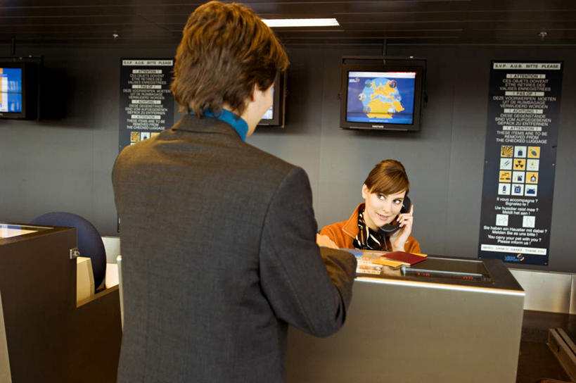 西方人,背部,两个人,商务人士,前台,服务员,地勤人员,商务男性,机场,站,坐,说,打电话,横图,室内,白天,正面,工作服,衬衫,制服,讨论,显示器,飞机场,电话,照明,欧洲,欧洲人,阴影,套装,反射,屏幕,影子,墙,灯光,旅行包,注视,通讯设备,显示屏,顶灯,相视,墙壁,墙面,灯,话筒,灯具,观察,看,站着,面对面,电话线,观看,对视,照亮,察看,固定电话,互视,照明设备,关注,相对,商务装,登记,工薪阶层,输出设备,相看,工作制服,接待员,交流,男人,男性,年轻女性,女人,女性,中年男性,白种人,白领,服务生,上班族,航空站,空港,电话机,地勤,沟通,讲话,交谈,商讨,说话,谈话,通话,站立,坐着,半身,彩图,衬衣,工作套服,机票