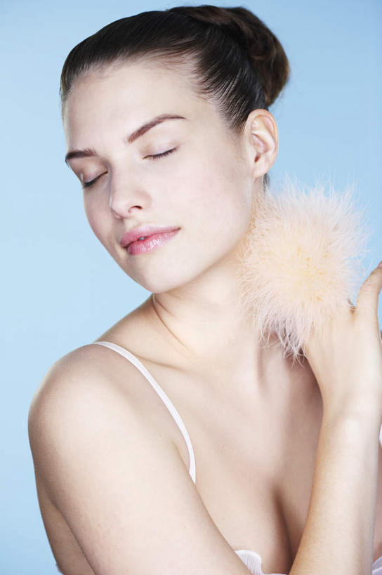 西方人,脸,头,脸颊,手,一个人,闭眼,竖图,室内,特写,白天,正面,化妆,美容,欧洲,欧洲人,仅一个年轻女性,仅一个女性,仅一个人,护肤,握,蓝色背景,内衣,朦胧,模糊,拿,拿着,肩膀,彩妆,粉扑,保养,享受,休闲,手部,胸罩,文胸,放松,握着,保健,摄影,影棚,单手,美容工具,养颜,化妆工具,乳罩,胸衣,年轻女性,女人,女性,白种人,头部,脸部,脸蛋,面部,闭眼睛,闭着眼,闭着眼睛,半身,彩图,影棚拍摄,拍摄