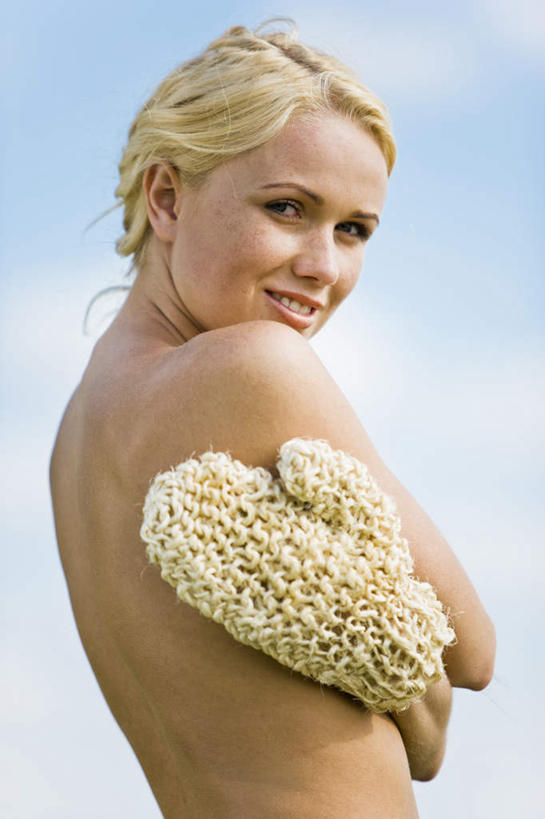 西方人,一个人,站,竖图,室外,白天,侧面,洗澡,欧洲,欧洲人,仅一个年轻女性,仅一个女性,仅一个人,擦,抚摸,握,朦胧,模糊,云,云朵,拿,云彩,拿着,注视,干净,裸露,一个,黄色,蓝色,白云,蓝天,天空,浴球,天,观察,看,清洁,站着,享受,健康,放松,擦拭,握着,保健,晴朗,单个,赤裸,沐浴球,观看,察看,卫生,关注,清洁用具,裸,泡汤,洗浴用具,尤物,揩擦,拭,年轻女性,女人,女性,白种人,晴空,站立,半身,彩图,沐浴,轻抚,佳丽,丽人,美人