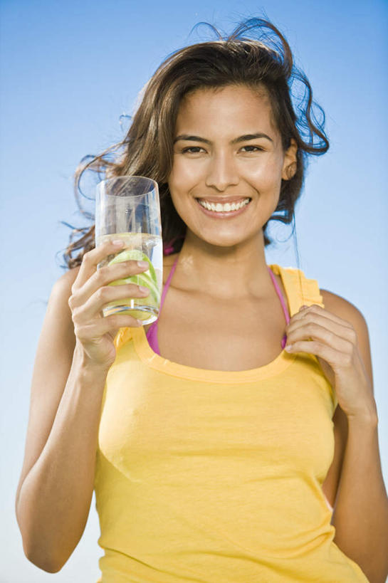 果汁,西方人,一个人,站,笑,微笑,露齿笑,竖图,室外,白天,正面,杯子,欧洲,欧洲人,仅一个年轻女性,仅一个女性,仅一个人,握,阴影,服装,光线,背心,影子,饮品,一杯,注视,玻璃制品,饮料,一个,衣服,黄色,蓝色,蓝天,天空,阳光,水杯,天,观察,看,站着,握着,服饰,晴朗,单个,观看,察看,衣着,穿着,关注,可口,万里无云,衣饰,适口,年轻女性,女人,女性,白种人,玻璃杯,晴空,晴空万里,站立,半身,彩图