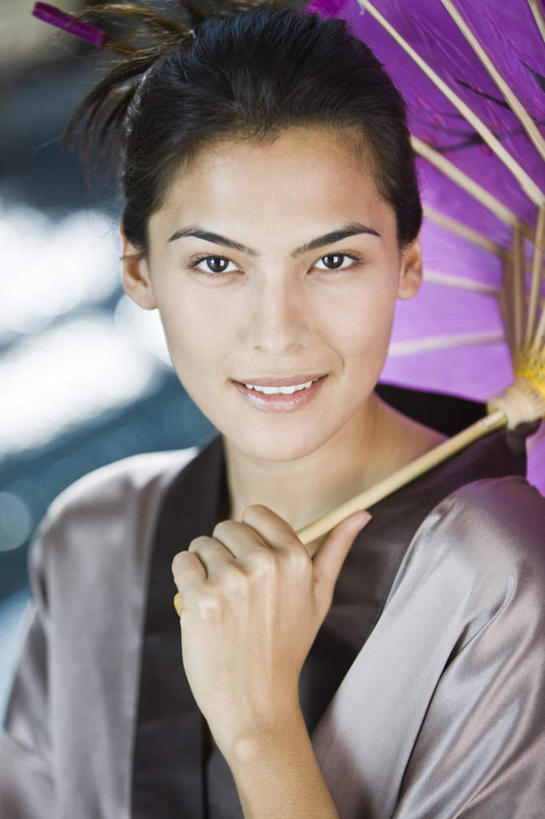 西方人,脸,头,脸颊,手,头发,一个人,笑,微笑,露齿笑,竖图,室外,特写,白天,正面,浴袍,幸福,欧洲,欧洲人,仅一个年轻女性,仅一个女性,仅一个人,一把,握,阴影,朦胧,模糊,反射,伞,影子,雨伞,纸伞,古典,油纸伞,注视,文化,肩膀,紫色,观察,看,手部,握着,观看,纪念,单手,盘发,吉祥,察看,关注,古朴,平安,年轻女性,女人,女性,白种人,头部,长发,直发,脸部,脸蛋,面部,半身,彩图,汤帷子,浴衣