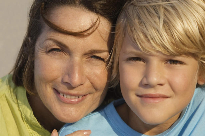 西方人,儿童,老年人,脸,头,脸颊,头发,两个人,家庭,祖母,抱,笑,微笑,露齿笑,横图,室外,特写,白天,正面,纯洁,欧洲,欧洲人,阴影,服装,光线,影子,棕色,注视,休闲装,肩膀,小孩,衣服,蓝色,蓝天,天空,阳光,天,观察,看,休闲,温暖,温馨,一家人,休闲服,可爱,童年,童趣,服饰,晴朗,奶奶,抱着,观看,祖孙,和睦,察看,搂着,关注,童真,烂漫,无邪,外婆,外祖母,外孙,万里无云,外孙子,天真,老年女性,男孩,女人,女性,白种人,孩子,头部,卷发,脸部,脸蛋,面部,孙子,晴空,晴空万里,搂,搂抱,半身,彩图,融洽,短发,男生