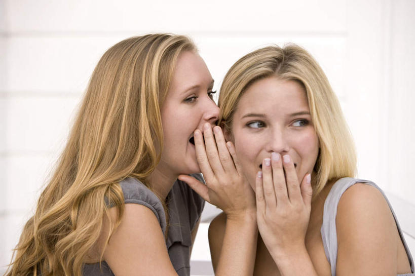 西方人,脸,头,脸颊,头发,两个人,伙伴,朋友,说,横图,室内,特写,白天,正面,讨论,友谊,欧洲,欧洲人,服装,注视,休闲装,衣服,黄色,观察,看,休闲,休闲服,遮,遮掩,服饰,观看,察看,掩盖,遮挡,关注,私语,密语,耳语,遮盖,掩饰,交流,友情,年轻女性,女人,女性,白种人,头部,长发,卷发,脸部,脸蛋,面部,沟通,讲话,交谈,商讨,说话,谈话,半身,彩图