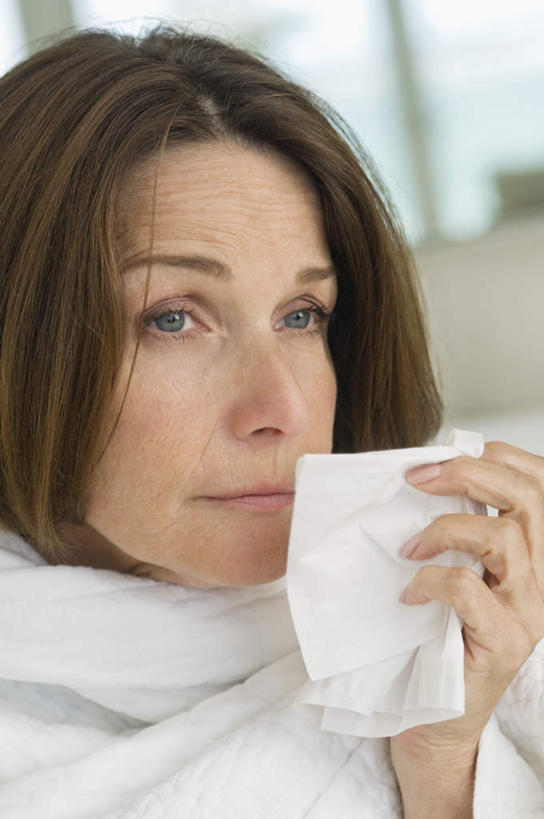 西方人,脸,头,脸颊,手,一个人,竖图,室内,特写,白天,正面,纺织品,欧洲,欧洲人,仅一个女性,仅一个人,握,朦胧,模糊,装饰,毛毯,毯子,拿,拿着,注视,纺织,垫子,纸巾,观察,看,仅一个中年女性,温暖,手部,握着,观看,单手,华丽,修饰,点缀,察看,感冒,关注,衬托,美观,雅致,雅观,伤风,女人,女性,中年女性,白种人,头部,脸部,脸蛋,面部,半身,彩图