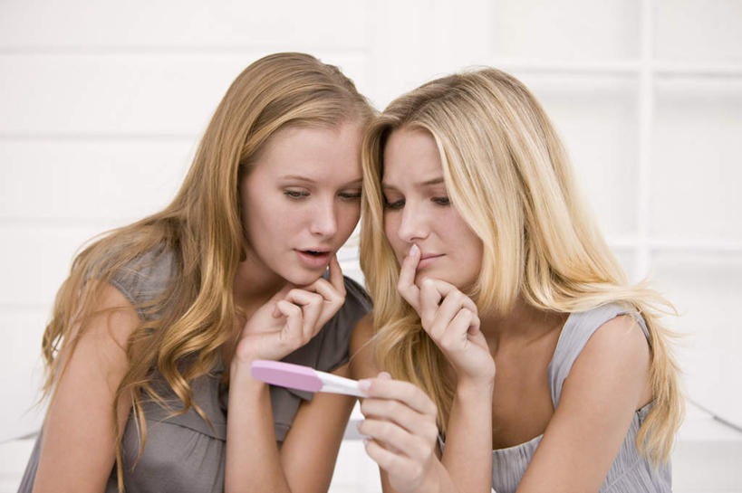 西方人,两个人,伙伴,朋友,坐,横图,室内,白天,正面,友谊,床,卧室,欧洲,欧洲人,阴影,服装,惊讶,反射,影子,墙,床单,注视,休闲装,被子,墙壁,墙面,一个,衣服,白色,观察,看,休闲,休闲服,服饰,单人床,单个,观看,惊奇,察看,验孕棒,被单,关注,验孕,测孕,测孕棒,验孕笔,诧异,友情,年轻女性,女人,女性,白种人,坐着,半身,彩图,睡房,卧房