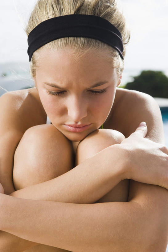 西方人,脸,头,脸颊,一个人,坐,闭眼,双手交叉,竖图,室外,特写,白天,正面,寂寞,欧洲,欧洲人,仅一个年轻女性,仅一个女性,仅一个人,阴影,光线,束发带,影子,肩膀,黑色,阳光,低头,双手抱胸,垂头,孤单,年轻女性,女人,女性,白种人,头部,脸部,脸蛋,面部,闭眼睛,闭着眼,闭着眼睛,坐着,半身,彩图,寥寂