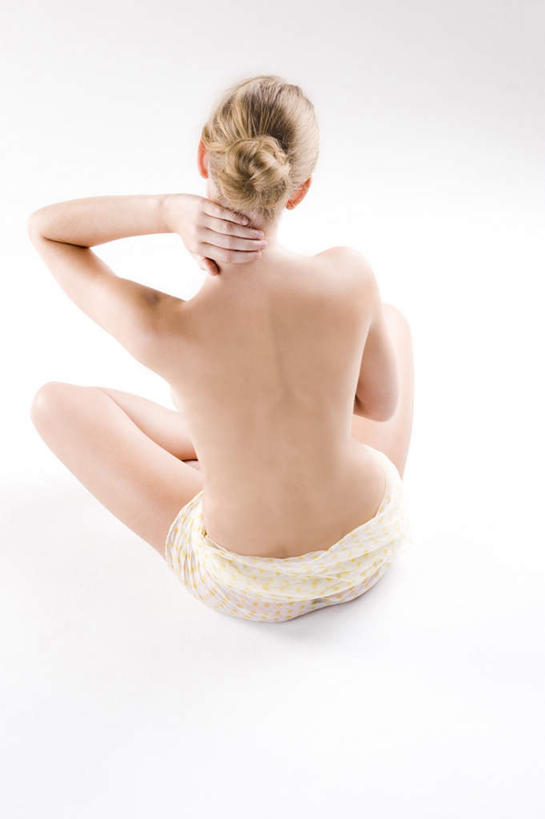 西方人,头发,一个人,坐,盘腿,竖图,俯视,室内,白天,白色背景,欧洲,欧洲人,仅一个年轻女性,仅一个女性,仅一个人,握,内裤,裸露,黄色,金色,握着,摄影,影棚,盘发,裸,年轻女性,女人,女性,白种人,盘腿而坐,盘膝,盘着腿的,盘着腿坐,双腿交叉,坐着,彩图,高角度拍摄,全身,影棚拍摄,拍摄