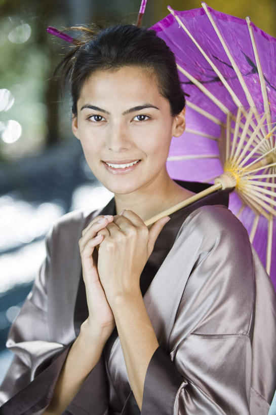 西方人,一个人,站,笑,微笑,露齿笑,竖图,室外,白天,正面,浴袍,幸福,欧洲,欧洲人,仅一个年轻女性,仅一个女性,仅一个人,握,朦胧,模糊,伞,雨伞,纸伞,古典,拿,油纸伞,拿着,注视,文化,观察,看,站着,握着,观看,纪念,吉祥,察看,关注,古朴,平安,年轻女性,女人,女性,白种人,站立,半身,彩图,汤帷子,浴衣