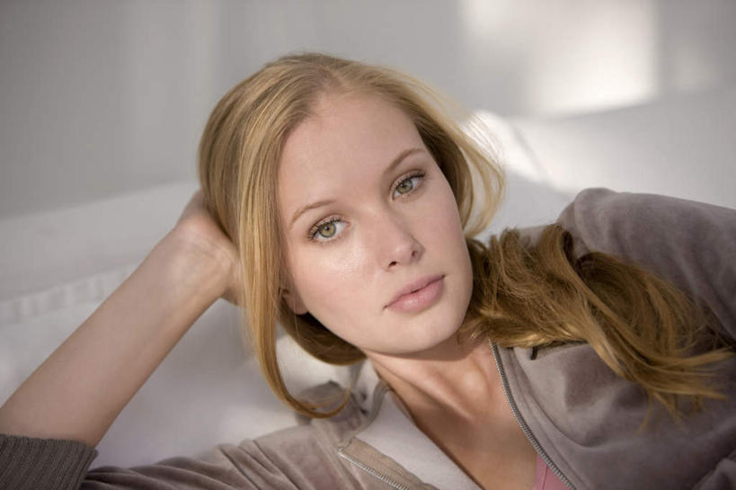 西方人,脸,头,脸颊,手,头发,一个人,躺,横图,室内,特写,白天,正面,床,卧室,欧洲,欧洲人,仅一个年轻女性,仅一个女性,仅一个人,撑,睡衣,朦胧,模糊,双人床,床单,托腮,注视,被子,观察,看,托,手部,金色,观看,单手,察看,被单,关注,托下巴,寝衣,卧着,年轻女性,女人,女性,白种人,头部,长发,卷发,脸部,脸蛋,面部,躺着,卧,半身,彩图,睡房,卧房